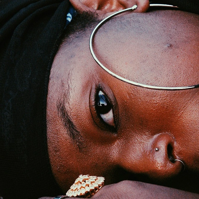 Tout ce que vous devez savoir sur le piercing du nombril inversé