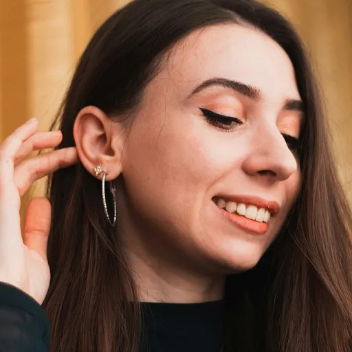 Piercing tragus en argent et oxyde de zirconium : histoire d’un bijou d’oreille raffiné