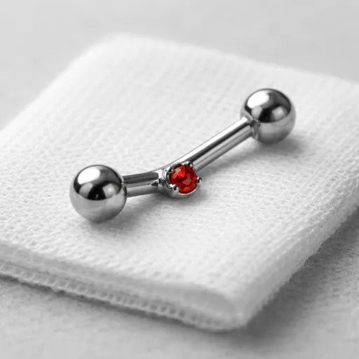 Tout savoir sur le vertical hood piercing : un piercing intime précis et esthétique