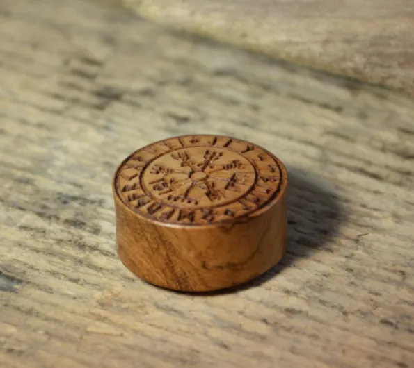 CHICNET Plug en bois Vegvisir Viking Boussole Viking avec anneau runes, écarteur double évasé, écarteur en bois de teck marron, piercing lobes avec gravure laser pour homme et femme, 10 mm - 20 mm 26 mm