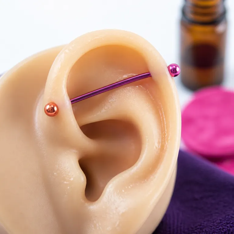 Piercing industriel : la barre qui traverse l'oreille, tout ce qu'il faut savoir