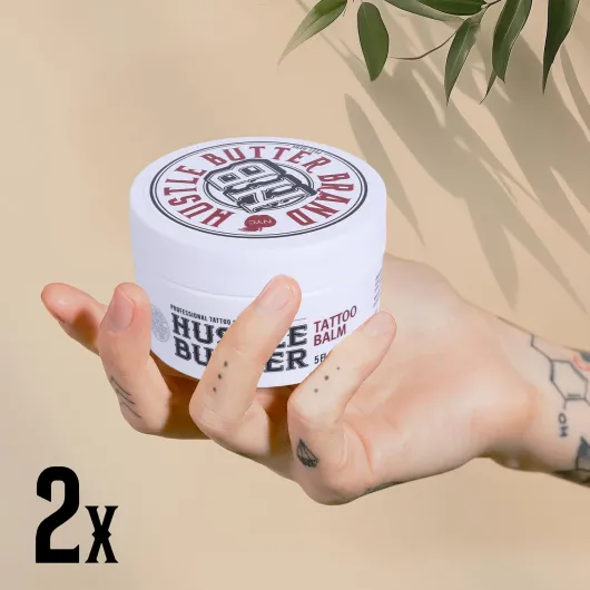 TATTOO HUSTLE BUTTER DELUXE ORIGINAL – 2x150ml crème de soin tatouage vegan aux ingrédients naturels comme mangue, papaye et beurre de karité, favorise la cicatrisation, réduit rougeurs et gonflements